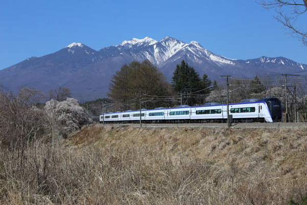 特急「あずさ」　最新鋭電車E353系　背景は日本百名産の一つ、八ヶ岳