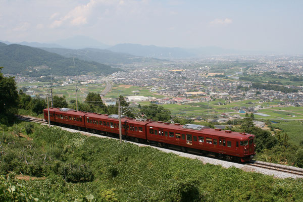 篠ノ井線で運行された「ろくもん」　背景は日本三大車窓の一つ、長野盆地
