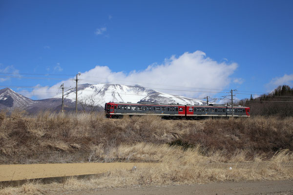 信濃追分駅から長野よりの付近で撮影した115系。背景の山は残雪を纏った浅間山