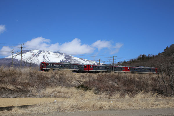 しなの鉄道 115系電車　かつてはこの路線を特急「あさま」「白山」が運行していた。