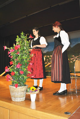 Charmante Konzertansage durch Anina à Porta und Salome Marty (PS)