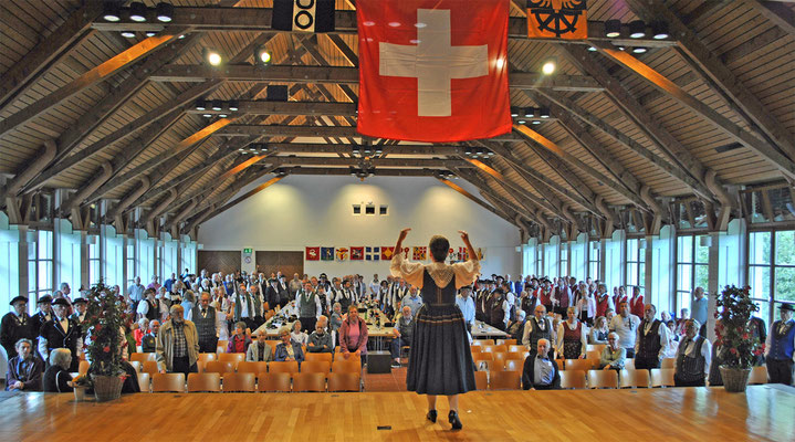 Gesamtchor, dirigiert von Lydia Schumacher... (PS)