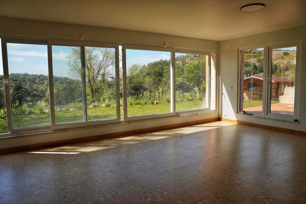 estúdio de corpo e alma, sala ampla, chão de cortiça flutuante, vista natureza, saúde e bem estar