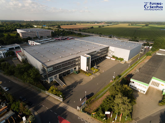 Industriehallen für die Vermarktung oder Standortpräsentation aus der Luft fotografiert