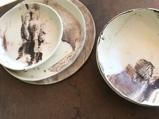 assiettes en terre mélée des poteries de Césarinette.
