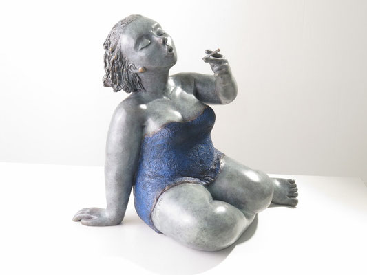 Mimi sculpture, femme assise en maillot bleu