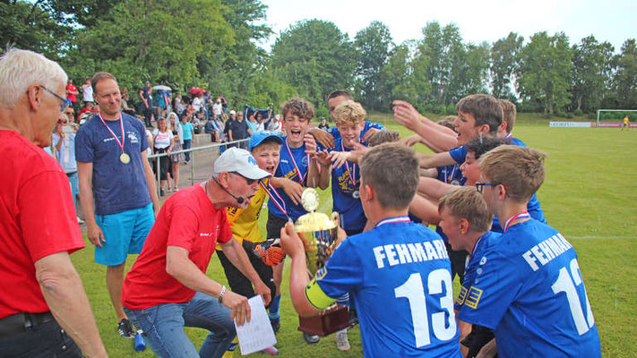 Die Organisatoren Ralf "Hänschen" Albers und Heinz-Jürgen Fendt feiern das Team