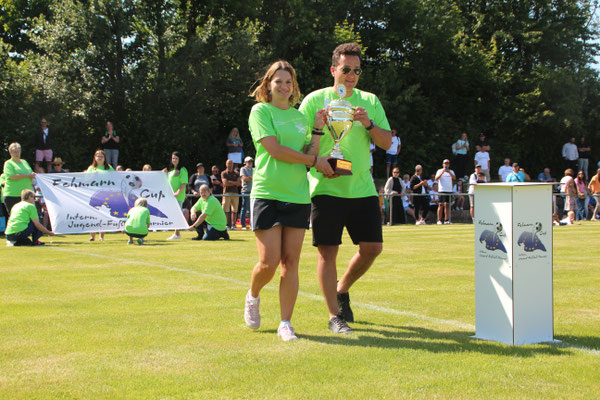 Die "Neuen" Kerstin Bürger und Sebastian Wagener brachten den Pokal 