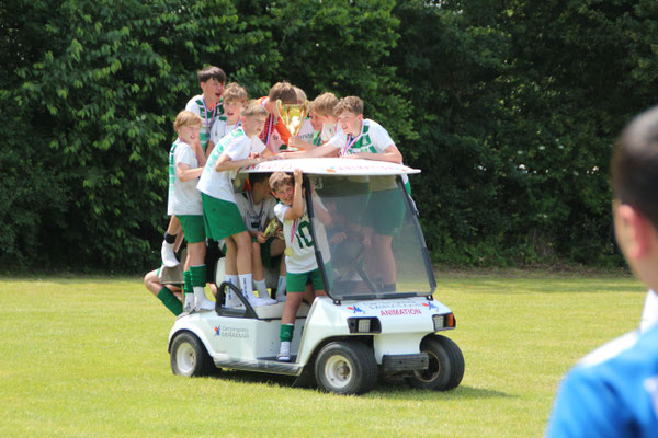 Triumphfahrt der Hamburger mit dem Golfkart
