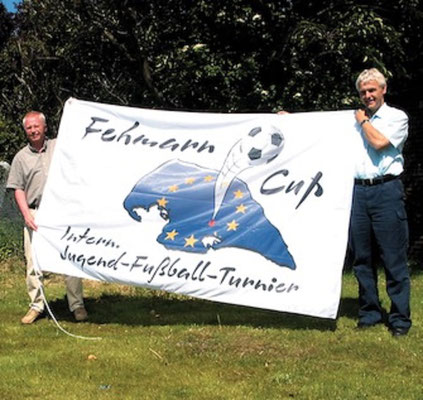 Zum 2. Fehmarn Cup gab es erstmals die Fehmarn Cup Fahne. Eine Idee von Jürgen Fendt und "Manni" Schramm.  Foto: "Manni" Schramm und Ralf "Hänschen" Albers