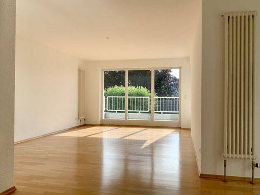 Wohnzimmer vom Essbereich aus gesehen