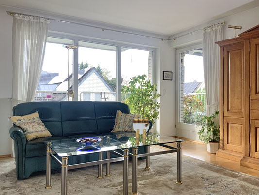 Wohnzimmer mit Balkontür