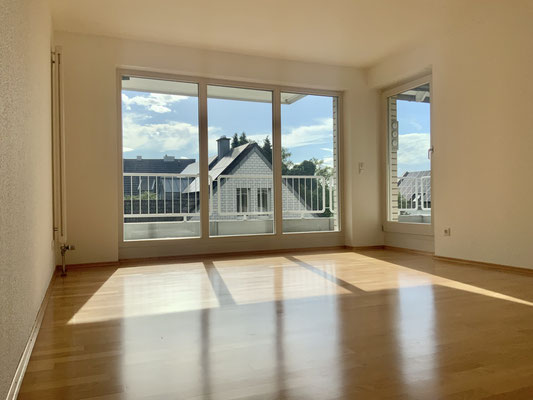 Wohnzimmer mit Balkontür
