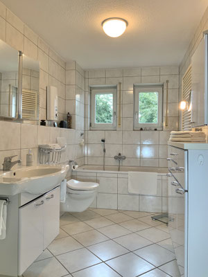 Bad mit Wanne und Fenstern