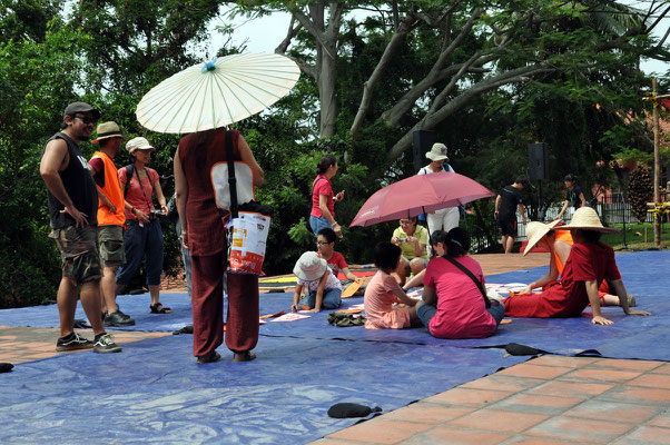 the children of Heeren Art occupy the tarps and draw