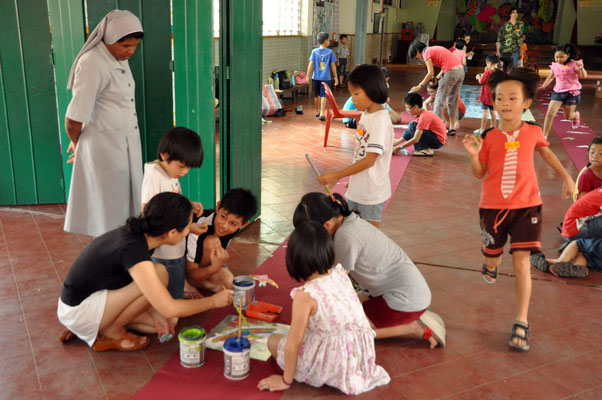 Painting frenzy at Sacred Heart Mission with the children of Heeren Art