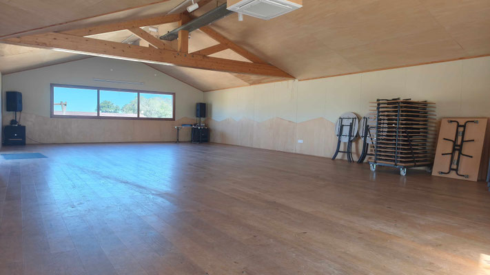 Salle de réception du Hameau des Pouyades, cuisine professionnelle et espace modulable