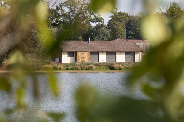 grand gîte 11 personnes au bord de l'étang des Pouyades, terrasse sur l'eau, Magnac-Laval (Haute-Vienne)
