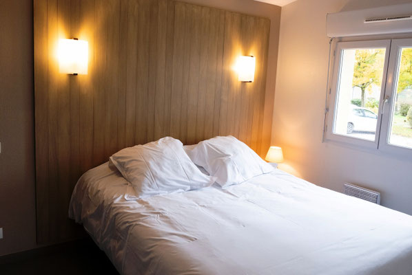 Chambre d'un gîte 4 personnes, lit double et lits jumeaux, location en Limousin