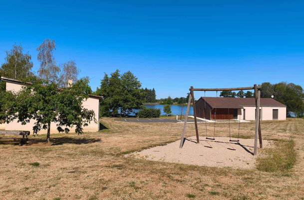 Balançoire pour les enfants pour des vacances en famille en gîte en Limousin