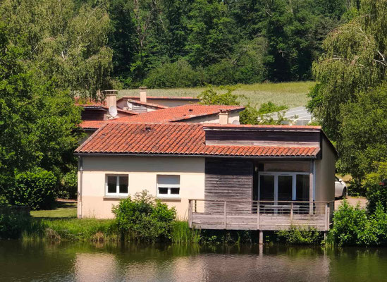 Gîte 4 personnes avec terrasse sur l'étang au Hameau des Pouyades, Magnac-Laval (Haute-Vienne)