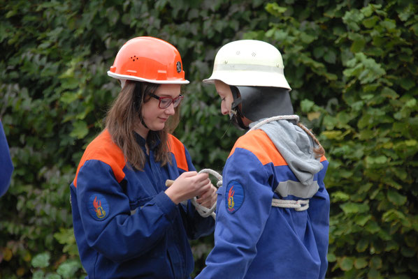 Sophie und Katrin beim Rettungsknoten