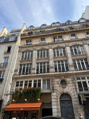 Typische Fassaden von Hausmann die man bei einem Bummel durch Paris überall entdecken kann