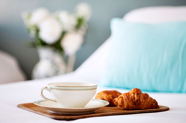 Café au lait und Croissant zum Frühstück im Hotel Bohemian