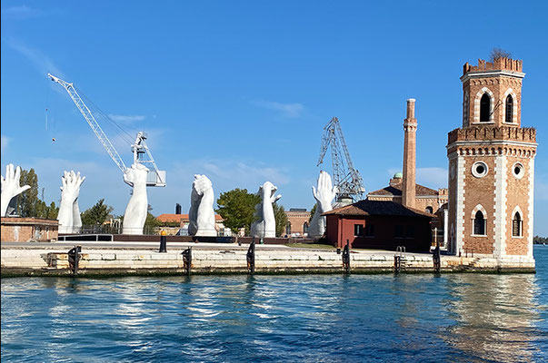 „Building Bridges“ (Lorenzo Quinn) - 16m hohe Hände - auf unserer exklusiven Bootsfahrt auf dem Gelände Arsenal sichtbar