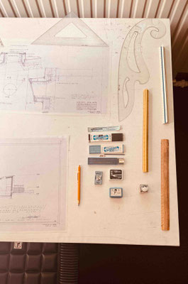 Ein Blick auf Alvar Aaltos Schreibtisch im Haus mit Schreibmaterialien Foto: Carmen Stuellenberg