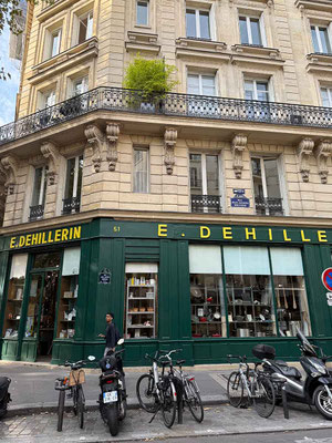 Typische Haussmann Fassade in Paris mit Ladengeschäft
