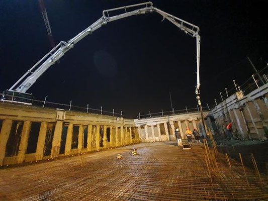 Réalisation d'un chantier pour une résidence tôt le matin en été, pour favoriser le résultat du béton lors du séchage.