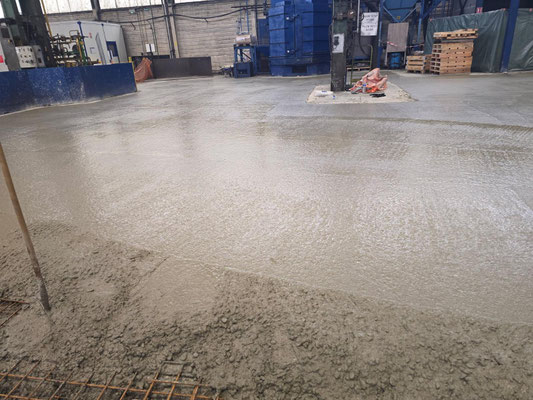 Chantier pour une usine, coulage du béton