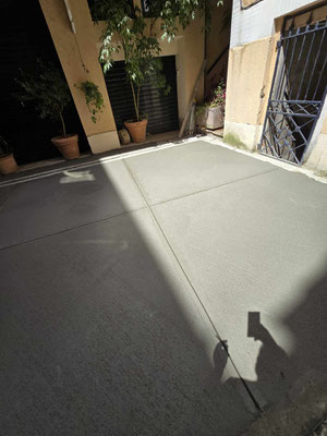 Chantier en centre ville de Toulouse, lissage en diagonale, finition a l'hélicoptère, quartz gris foncé.
