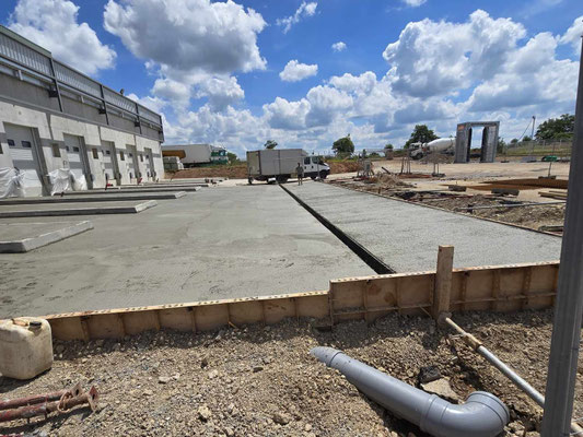 Coulage du béton pour un entrepôt logistique, finition quartz gris