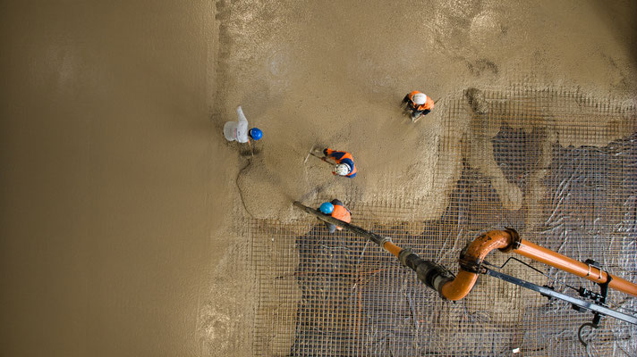 Mise en place du beton par notre équipe à travers le treillis.
