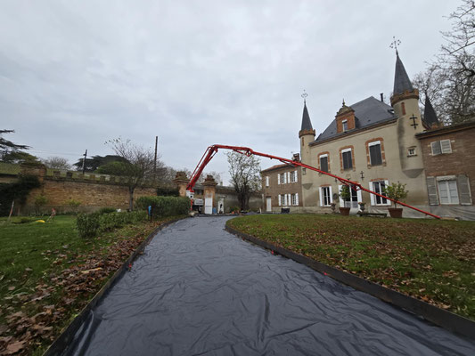 Création d'une allée en béton pour un château à coté de Toulouse.