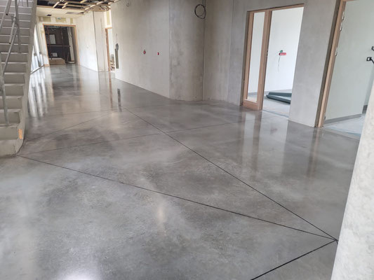 Création d'un sol en béton avec une finition particulière, quartz gris clair et joints blanc sur la totalité de la surface pour un groupe scolaire
