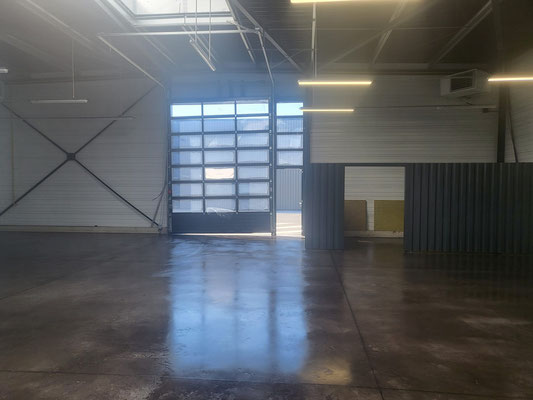 Création d'un sol industriel pour une concession, finition quartz gris.
