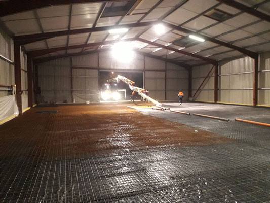 Chantier d'un sol lissé finition quartz jaune pour un entrepôt .