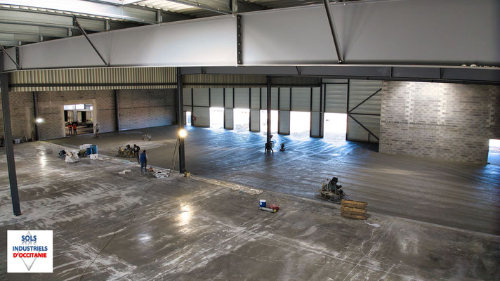 Sol industriel pour une usine et bâtiment logistique.