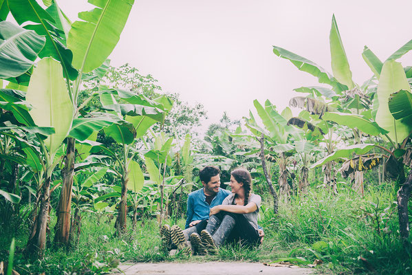 Roman und Theresa in einer Bananenplantage im Amazonas