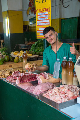 Jongen in slagerij Havana Centro, Cuba © Minou Spits