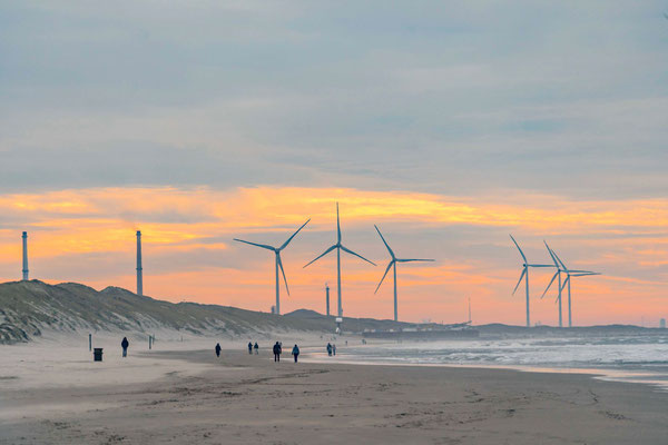 De windmolens bij en de pijpen van Tata steel Wijk aan zee 