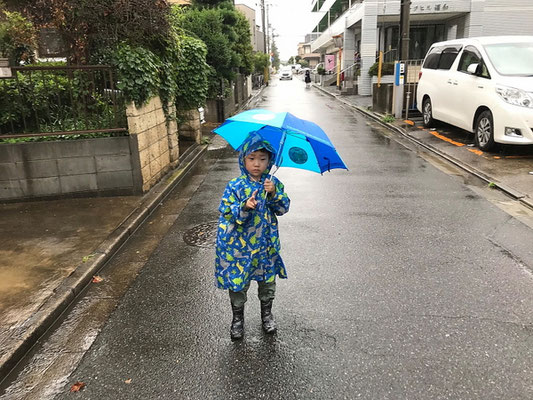 雨の朝の通園。この傘とレンコ－ト好きなんだって。