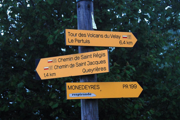carrefour de GR à Queyrières dans le Meygal, haute-loire