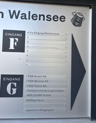 danach zu Fuss, rechter Hand Richtung innen Hof