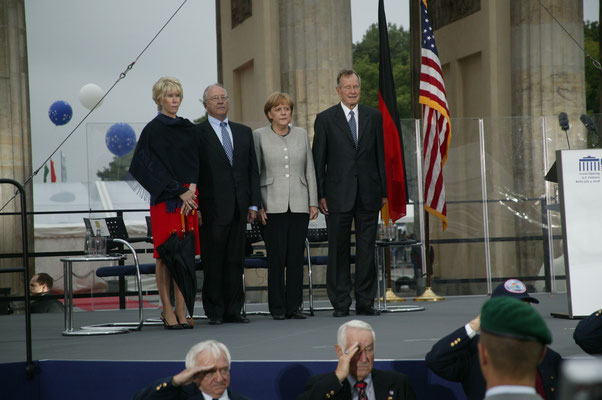 Sue Timken, U.S. Ambassador to Germany William R. Timken, Jr., Chancellor Angela Merkel, former U.S. President George W. Bush