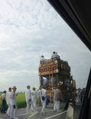 7月の祭礼時に山車が鳥居河岸まで巡行します。