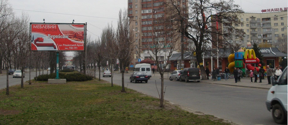 22-А2_Кременчуг, ул. Киевская, 8 (напротив «McDonald's»), перекрёсток с проспектом Свободы(ул. 60-лет. Октября), на разделительной полосе